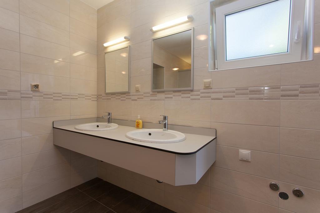 Mobile Homes And Apartments St,Denis Punat Bagian luar foto